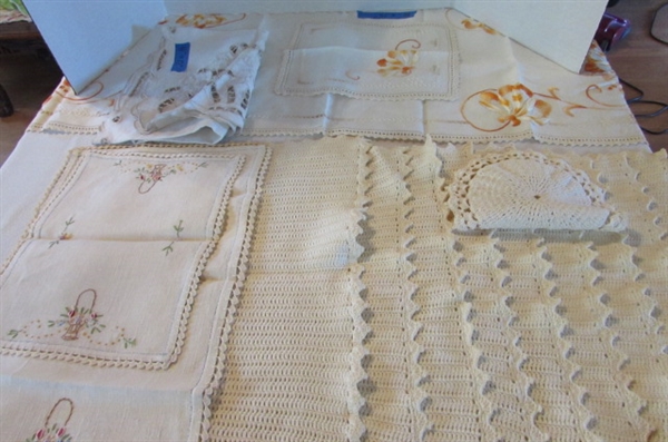 VINTAGE TABLE RUNNERS AND TABLECLOTHS WITH CROCHETED PLACEMATS