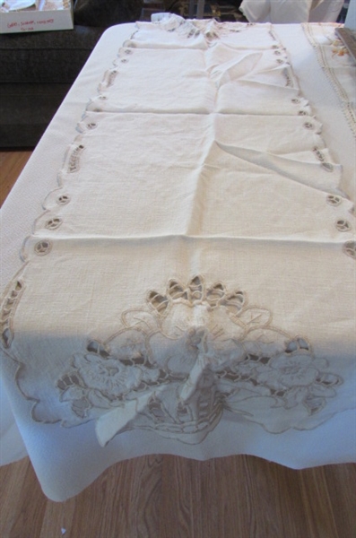 VINTAGE TABLE RUNNERS AND TABLECLOTHS WITH CROCHETED PLACEMATS