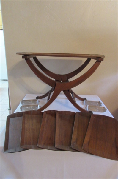 WOOD HOSPITALITY TABLE AND TRAYS