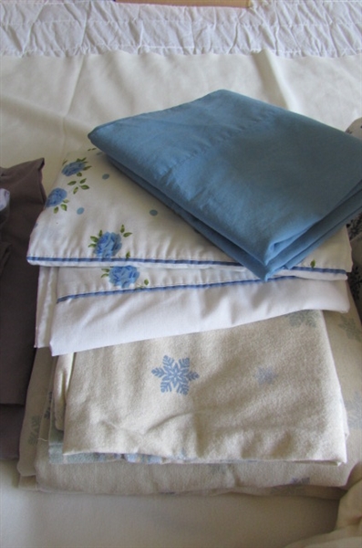 QUEEN SHEETS AND PILLOWCASES