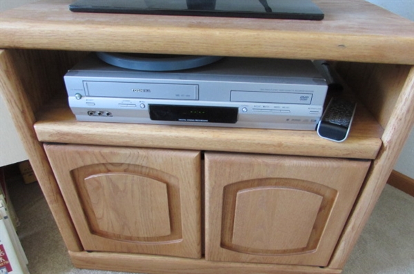 32 LED SAMSUNG ON OAK STAND WITH DVD/VHS PLAYER