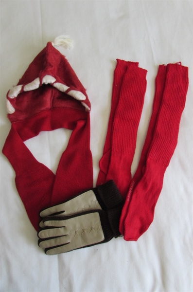 WOMEN'S RED HAT AND GLOVE COLLECTION