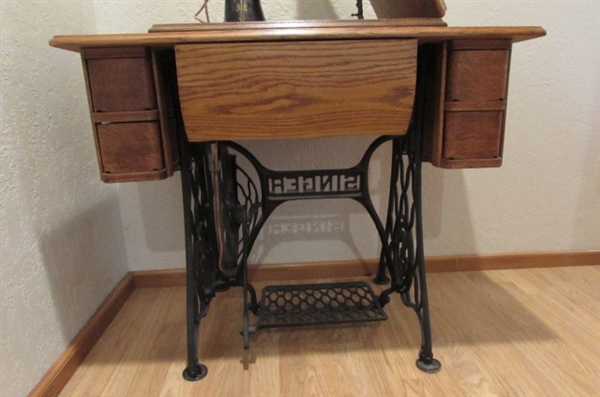 SINGER SEWING MACHINE IN CABINET