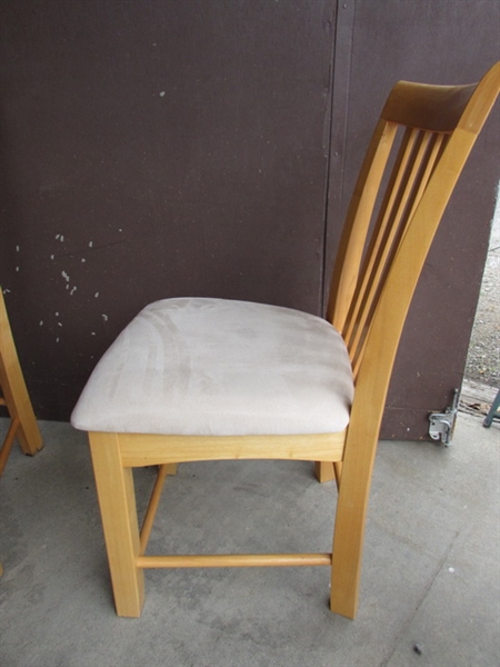 4 DINING CHAIRS W/UPHOLSTERED SEATS