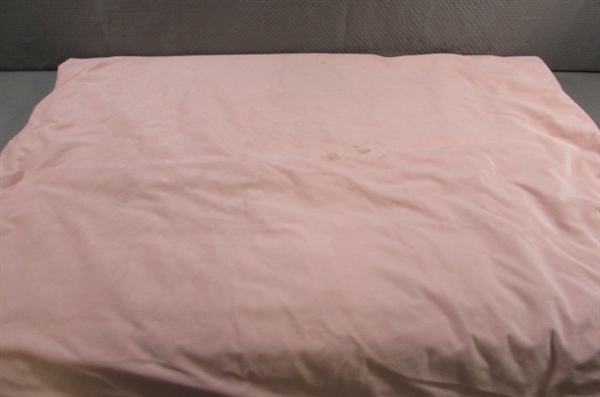 SMALL REVERSIBLE PINK & WHITE WEIGHTED BLANKET