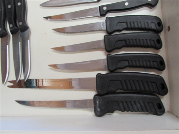 KNIVES IN KNIFE BLOCK