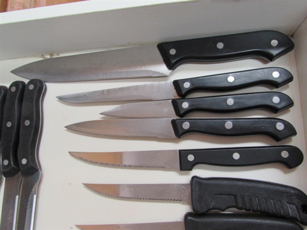 KNIVES IN KNIFE BLOCK