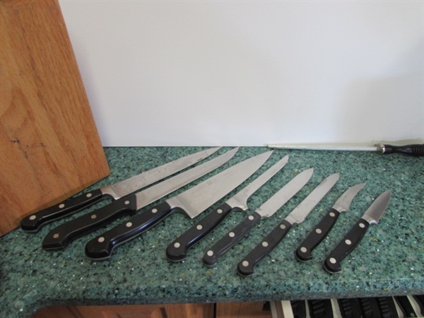 KNIVES IN KNIFE BLOCK