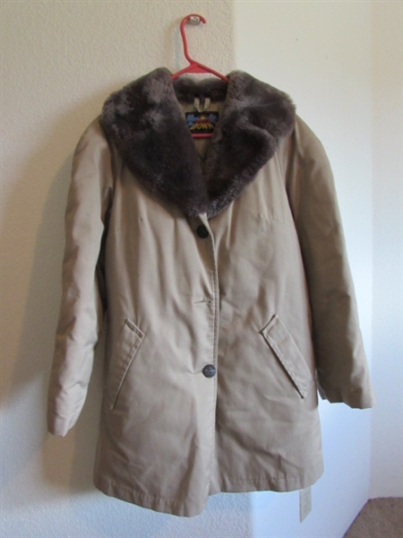 WOMEN'S DOWN JACKET, FLEECE AND TSHIRT