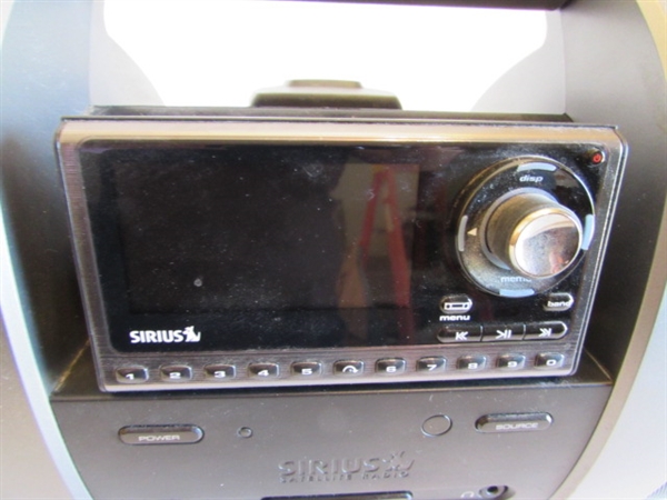 SIRIUS SATELLITE RADIO W/DOCKING STATION & ANTENNA
