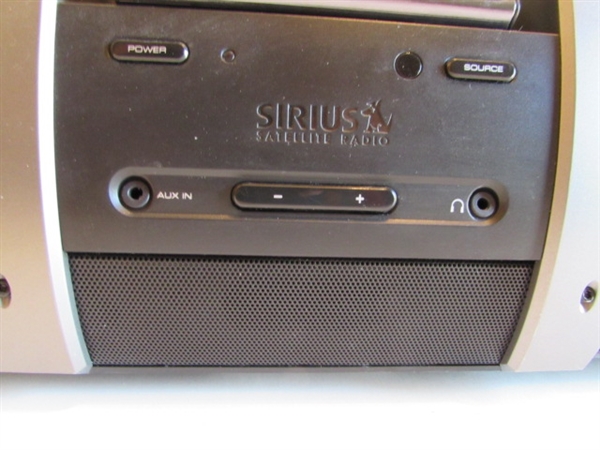 SIRIUS SATELLITE RADIO W/DOCKING STATION & ANTENNA