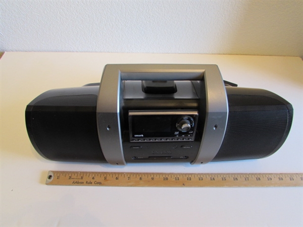 SIRIUS SATELLITE RADIO W/DOCKING STATION & ANTENNA