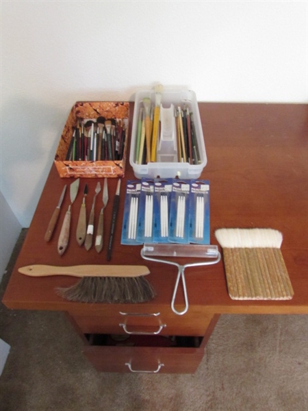 ASSORTED ARTISTS PAINT BRUSHES & PALETTE KNIVES