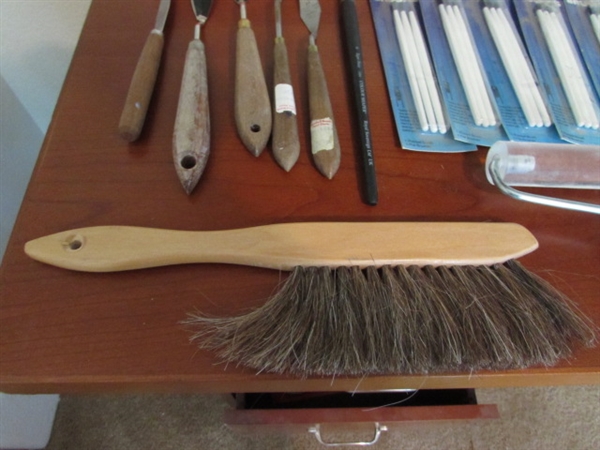 ASSORTED ARTISTS PAINT BRUSHES & PALETTE KNIVES