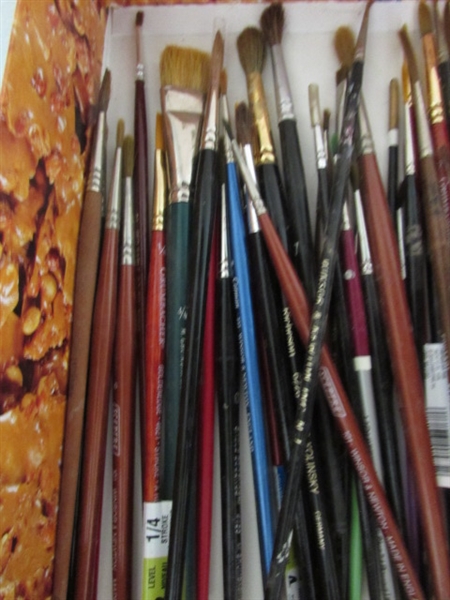 ASSORTED ARTISTS PAINT BRUSHES & PALETTE KNIVES