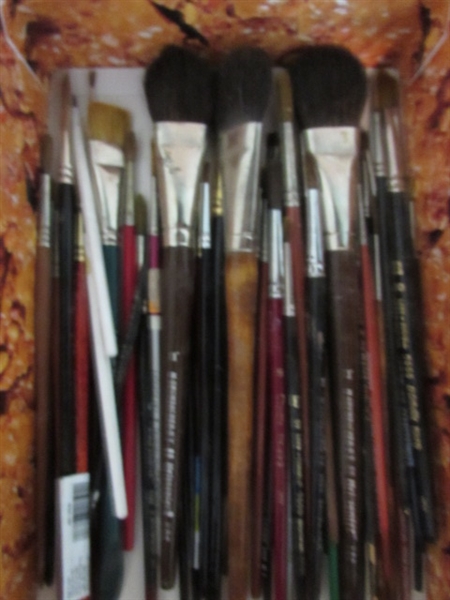 ASSORTED ARTISTS PAINT BRUSHES & PALETTE KNIVES