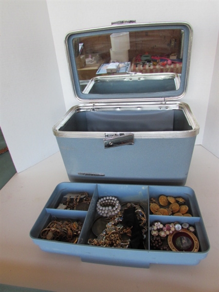 STARFLITE TRAIN CASE W/ FASHION JEWELRY