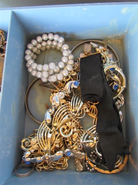 STARFLITE TRAIN CASE W/ FASHION JEWELRY