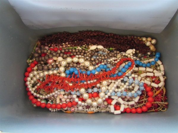 STARFLITE TRAIN CASE W/ FASHION JEWELRY
