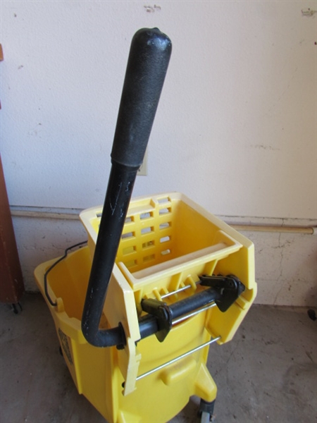 INDUSTRIAL MOP BUCKET