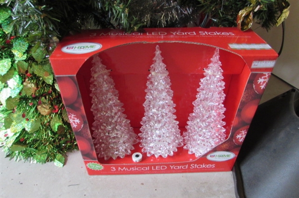 SMALL DECORATED CHRISTMAS TREE, TREE STAND & YARD STAKES