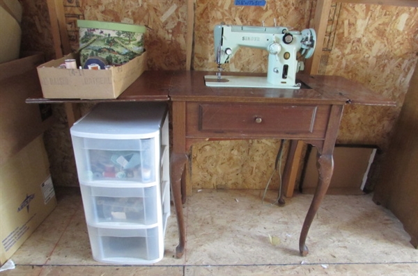 1954 SINGER SEWING MACHINE IN CABINET W/NOTIONS & SUPPLIES