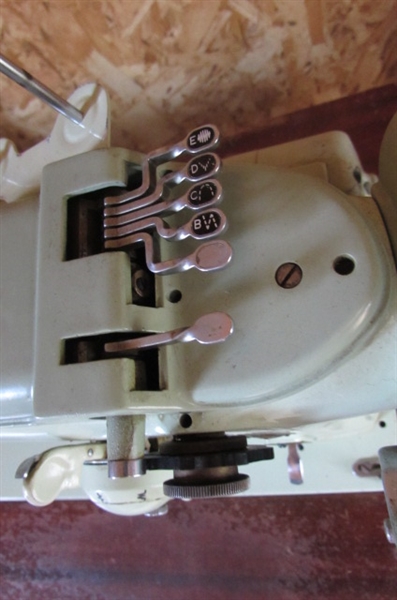 1954 SINGER SEWING MACHINE IN CABINET W/NOTIONS & SUPPLIES