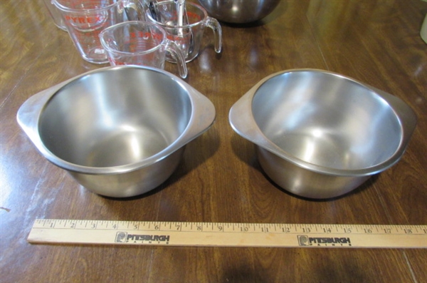 MEASURING CUPS, MIXING BOWLS & MUFFIN PAN