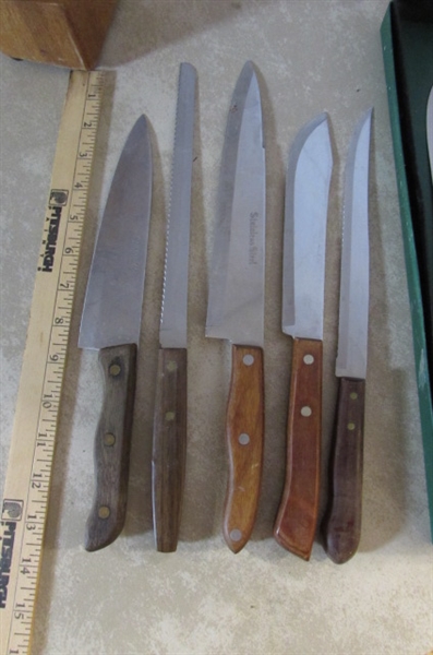 LARGE ASSORTMENT OF KITCHEN KNIVES & WOODEN BLOCK