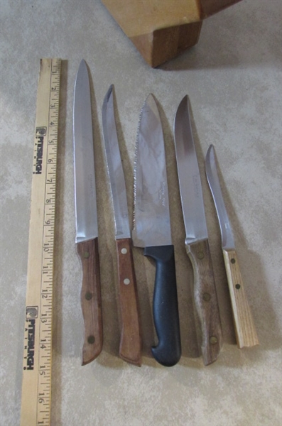 LARGE ASSORTMENT OF KITCHEN KNIVES & WOODEN BLOCK