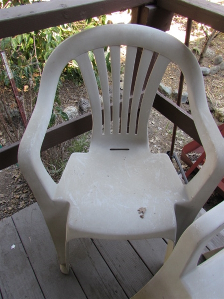 4 RESIN PATIO CHAIRS & 2 PLASTIC TABLES