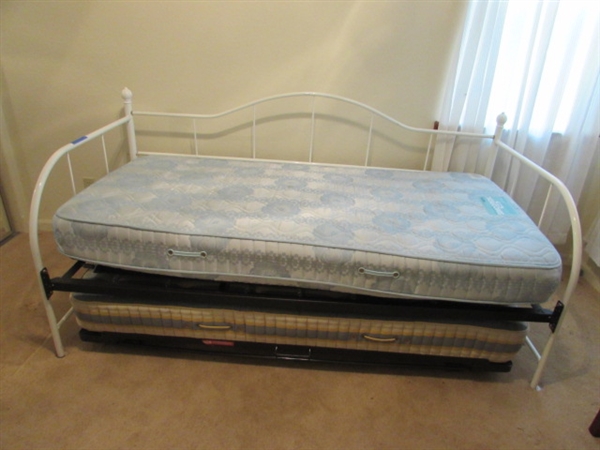 METAL FRAME DAY BED W/TRUNDLE, MATTRESSES & BEDDING