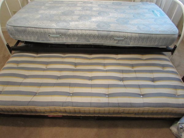 METAL FRAME DAY BED W/TRUNDLE, MATTRESSES & BEDDING