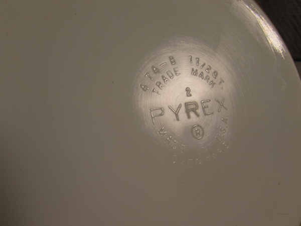 VINTAGE PYREX REFRIGERATOR DISHES & FLAT BOTTOM CASSEROLE