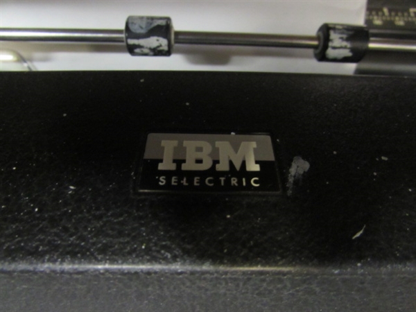 VINTAGE 1967 IBM SELECTRIC TYPEWRITER