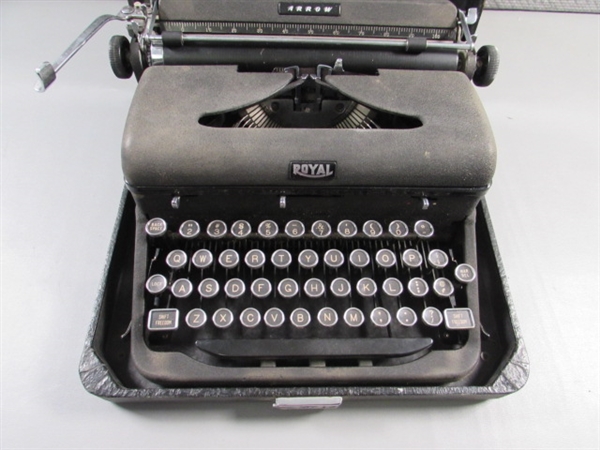 VINTAGE ROYAL PORTABLE TYPEWRITER WITH GLASS KEYS IN CASE