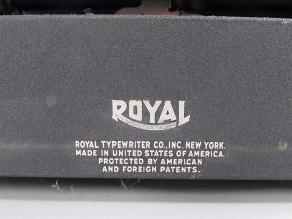 VINTAGE ROYAL PORTABLE TYPEWRITER WITH GLASS KEYS IN CASE