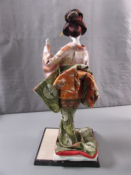 GEISHA DOLL IN DISPLAY CASE