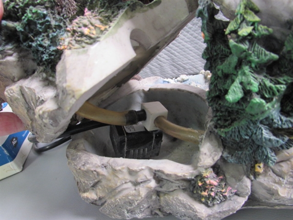 WOLF & BEAR TABLETOP FOUNTAIN