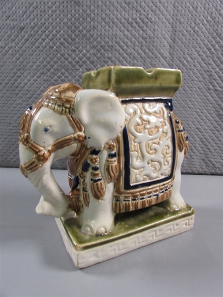 VINTAGE CERAMIC ELEPHANT ASHTRAY & SMALL FIGURINES