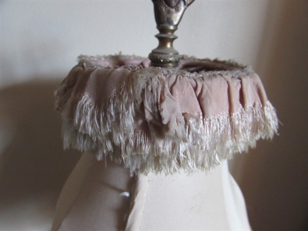 SMALL 1/2 TABLE & CHINESE ROSE QUARTZ CARVED LAMP