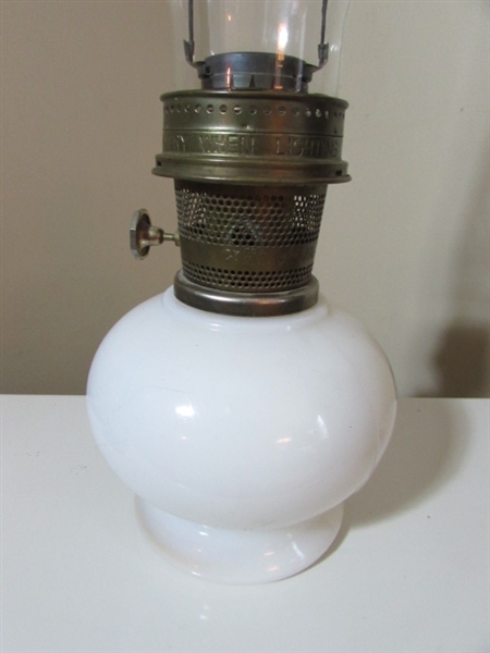 VINTAGE ALADDIN OIL LAMP & SHELL SHADE BRACKET OIL LAMP