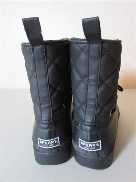 SIZE 8 WOMENS WINTER BOOTS