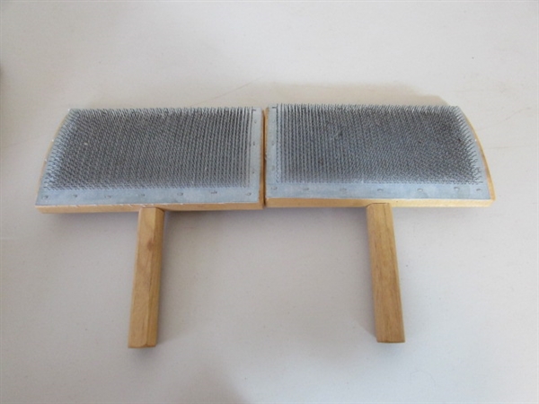 KNITTING NEEDLES & CARDER