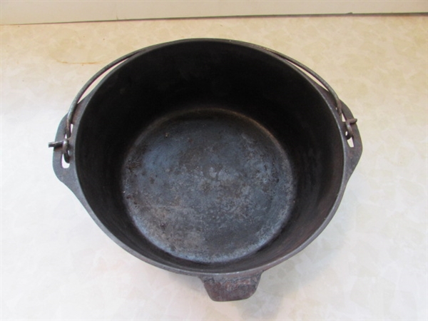 4 QT CAST IRON DUTCH OVEN WITH WIRE HANDLE