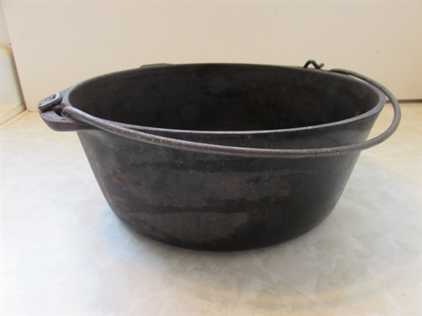 4 QT CAST IRON DUTCH OVEN WITH WIRE HANDLE