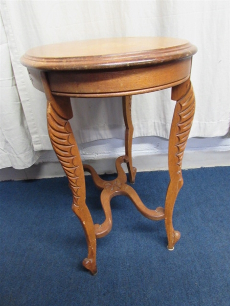 ANTIQUE WOODEN SIDE TABLE