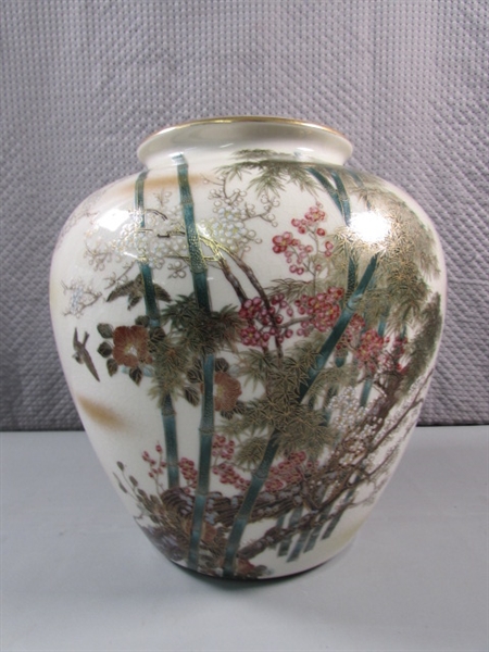 VINTAGE/ANTIQUE JAPANESE KUTANI VASE