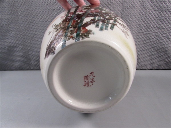 VINTAGE/ANTIQUE JAPANESE KUTANI VASE