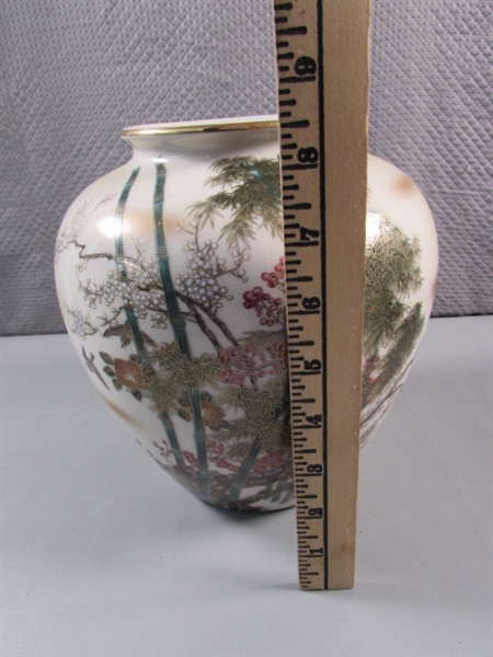 VINTAGE/ANTIQUE JAPANESE KUTANI VASE